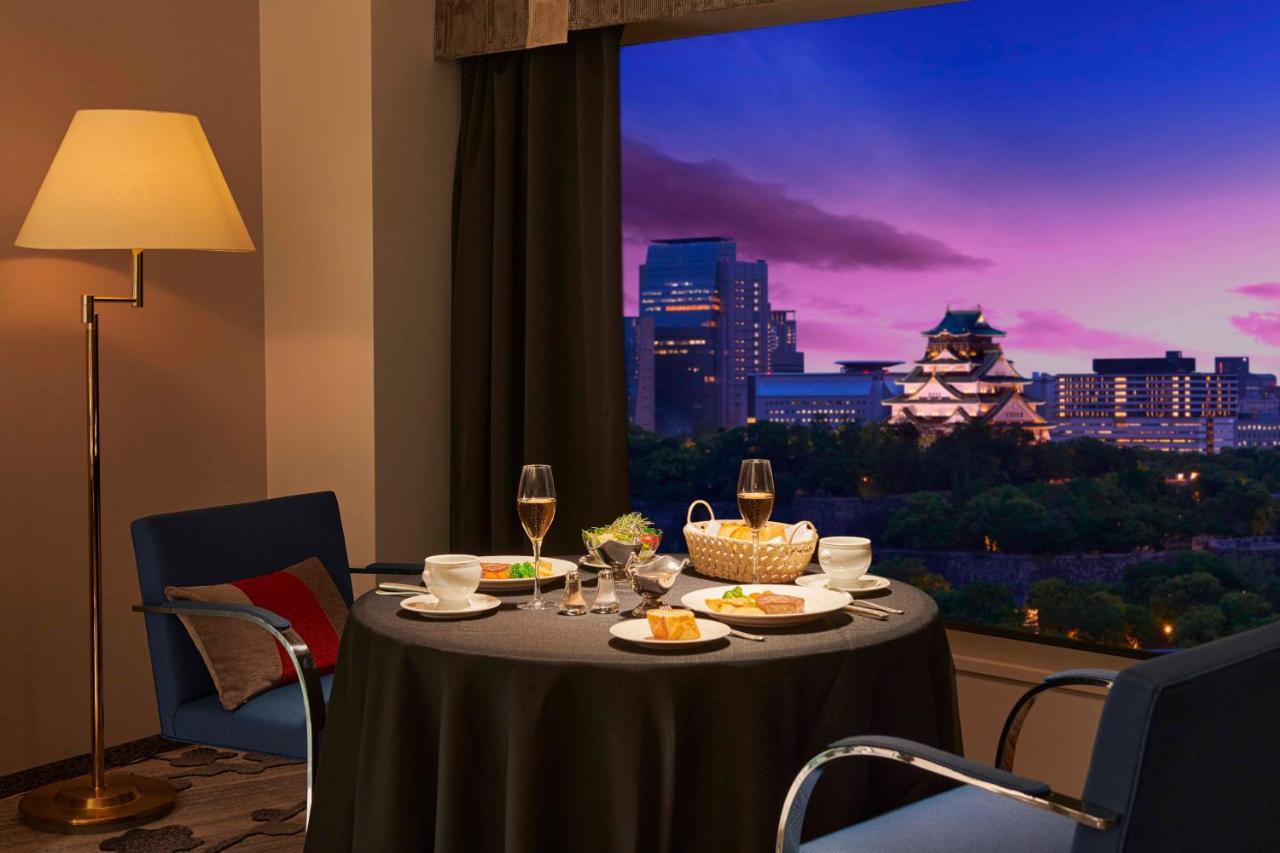 Hotel New Otani Ósaka Exteriér fotografie A view of the Osaka Castle from a suite at the hotel