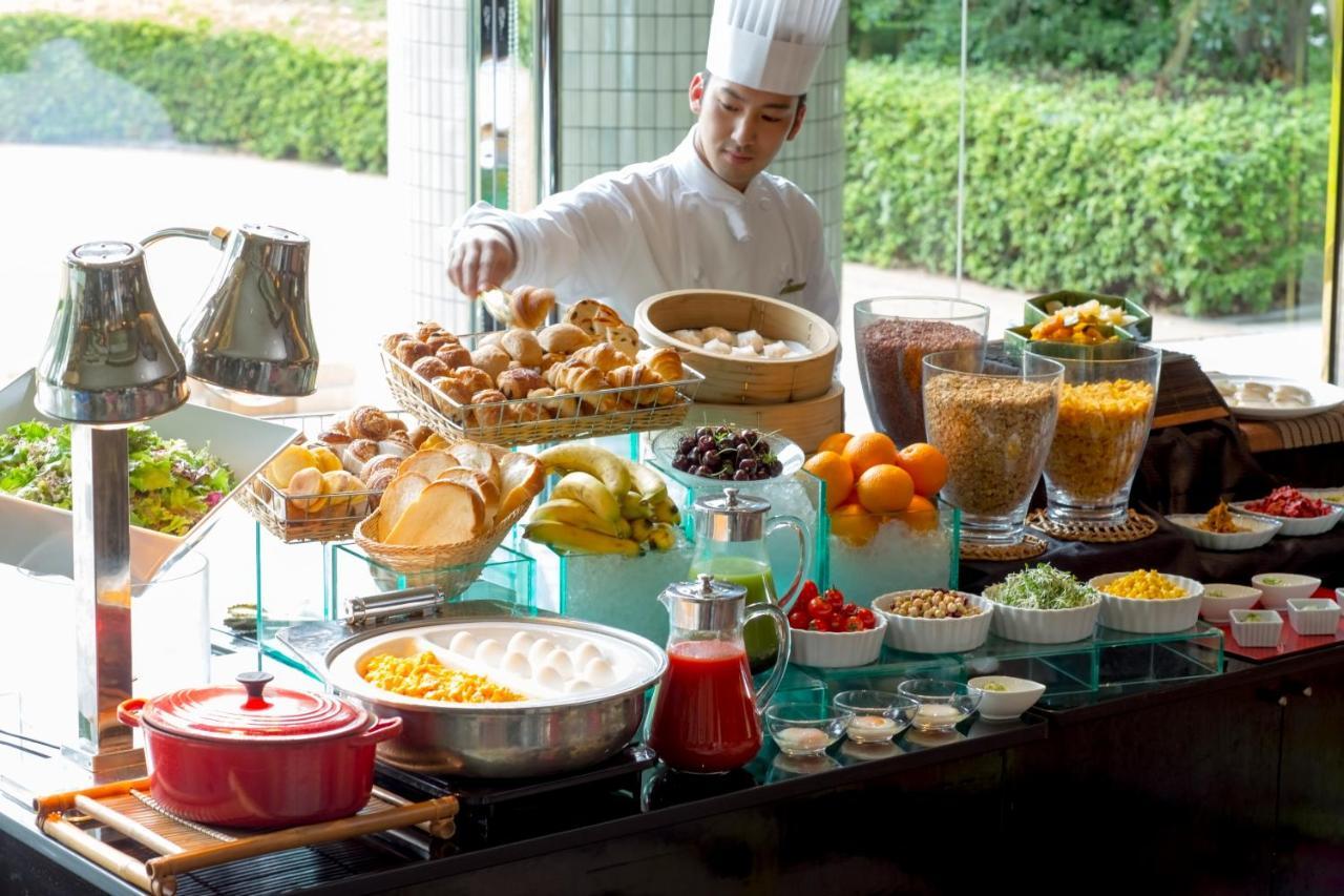 Hotel New Otani Ósaka Exteriér fotografie A breakfast buffet at a hotel