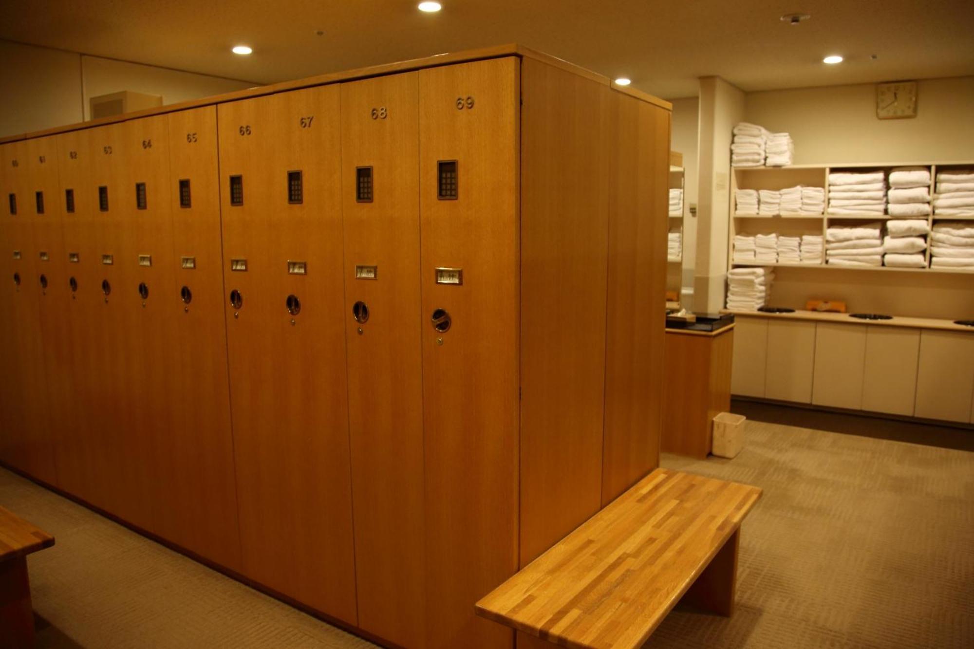 Hotel New Otani Ósaka Exteriér fotografie A locker room at a spa