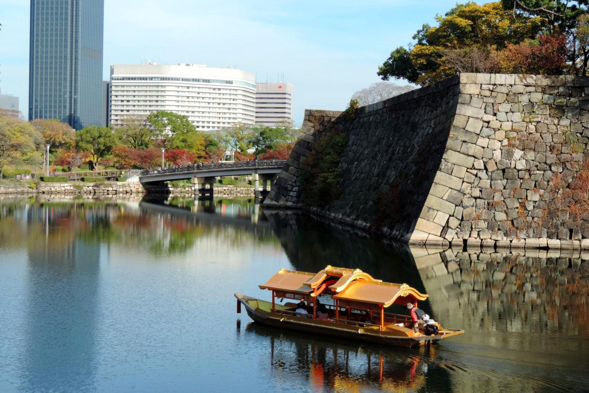 Hotel New Otani Ósaka Exteriér fotografie A traditional pleasure boat on the moat of Osaka Castle