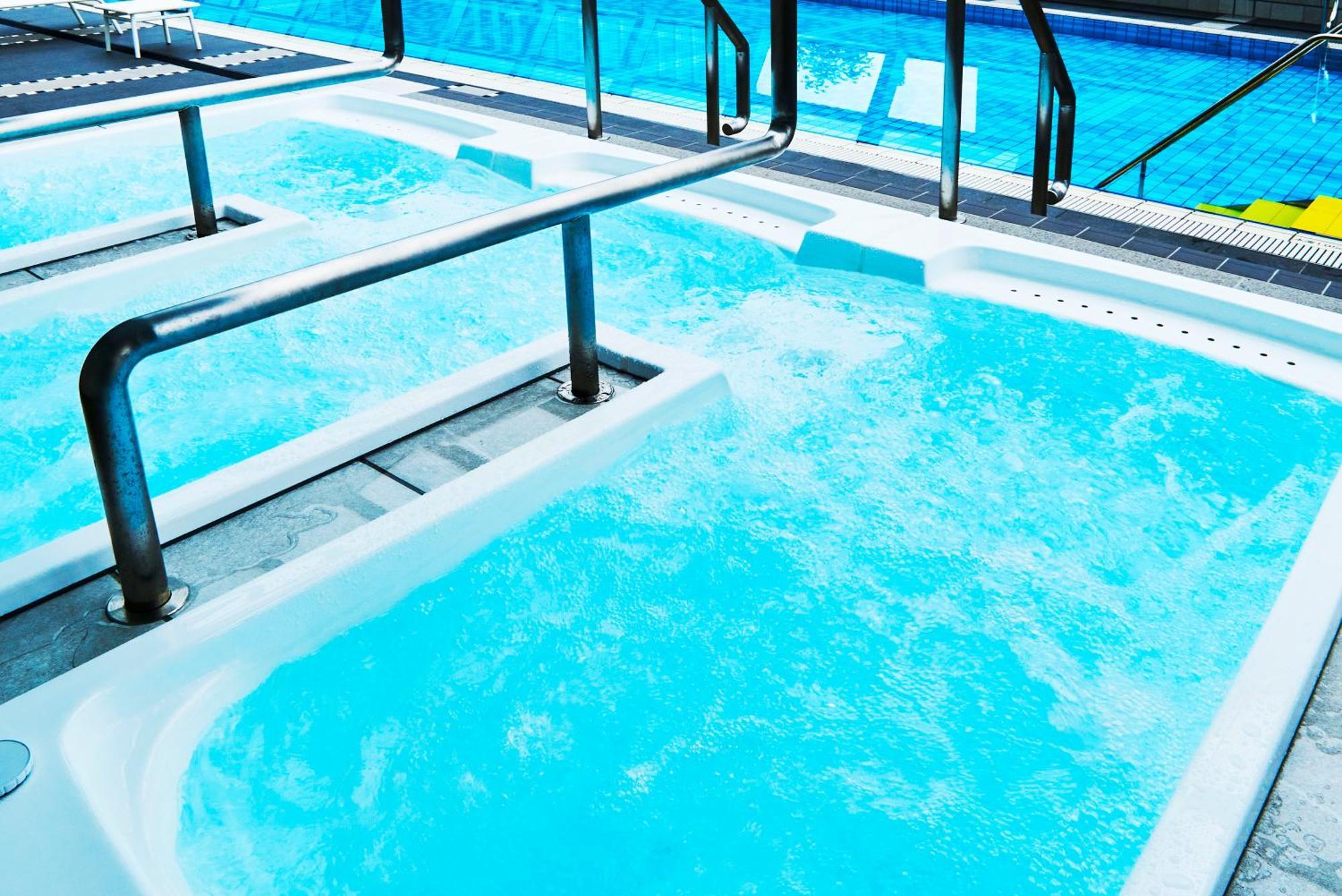 Hotel New Otani Ósaka Exteriér fotografie A swimming pool